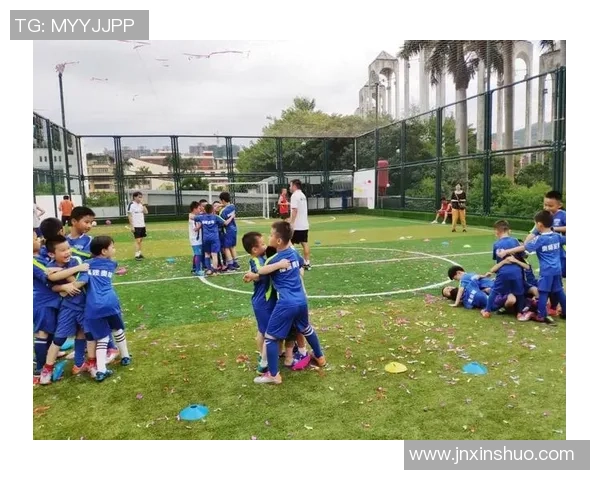 足球场上亲子时光为何成为家庭互动的新选择